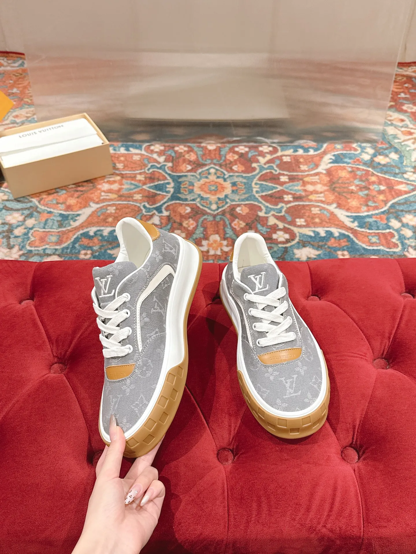 👟👟Ex-factory price 640👟👟 LV men's new tilt sneakers, classic catwalk style, air-glue technology, very comfortable on the feet. Luxurious materials, fine workmanship, European made English letters printed on the midsole, the upper is made of calfskin, the side is decorated with the brand LOGO and signature, the latest latex foot pads ➕ mesh lining, the foot feels super comfortable. Two-color TPU combination outsole. Packing process Goodyear stitched seam fabric: first-layer cowhide, lining: customized silky mesh lining-first-layer silk cowhide lining Bottom thickness: 0.5cm ☑️size: men's 39-44 (45 customized, non-returnable)